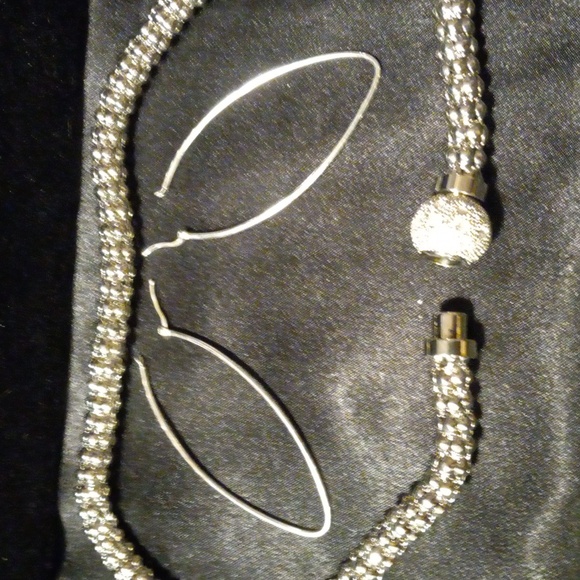 Necklace n earring bundle - Picture 5 of 5